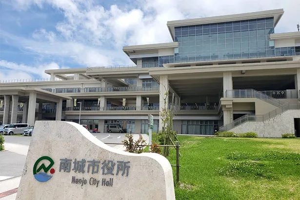 沖縄県警、南城市長を書類送検　強制わいせつ容疑で起訴求める　被害申告女性の起訴は求めず　市長「無実証明する」　