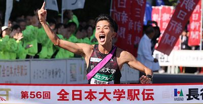 1位でゴールする国学院大のアンカー・上原琉翔＝3日、三重県の伊勢神宮内宮前（中日新聞社提供）