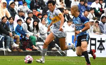 沖縄SV、取り合い落とす　サッカー・JFL　栃木に3―4　ゴールへ執念見せる　雨中の接戦、勝利届かず（2日の試合）