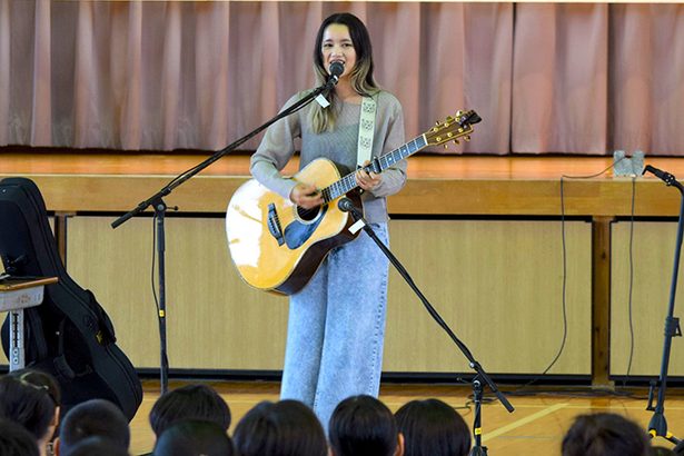 Anlyがサプライズ登場！伊江島の母校で後輩へエール「好きなことを続けて」　沖縄