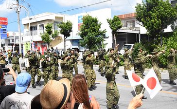 【動画あり】陸自隊員らが迷彩服でパレードに参加し行進　２年連続「理解図るため」　反対市民「戦前のよう」　石垣・沖縄