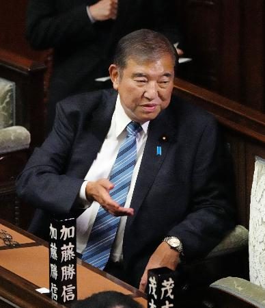 　衆院本会議に臨む自民党総裁の石破茂首相＝１１日午後０時５２分