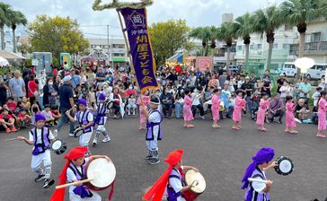 多彩な演舞に会場熱気　沖縄市・胡屋自治会秋まつり