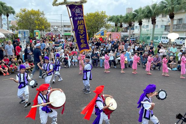 多彩な演舞に会場熱気　沖縄市・胡屋自治会秋まつり