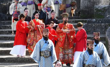 古式行列 厳かに　首里城で琉球王朝祭り、国王と王妃ら180人が練り歩く　沖縄