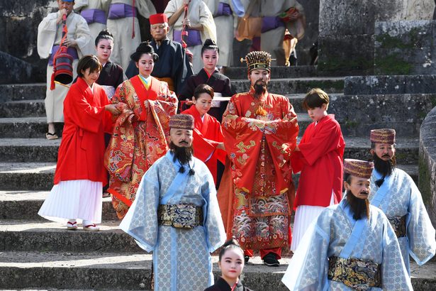 古式行列 厳かに　首里城で琉球王朝祭り、国王と王妃ら180人が練り歩く　沖縄