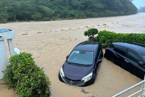 沖縄本島北部で大雨　浸水、断水続く　国頭・比地川が氾濫　気象台「土砂災害警戒」呼びかけ　