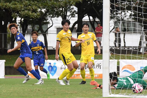 沖縄SV快勝　横河武蔵野に4―0　2得点青戸　得点王へ前進（9日の試合）