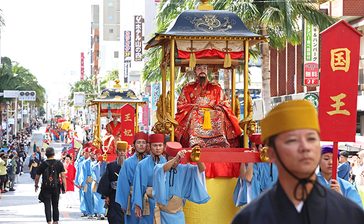 400人が国際通りで華やかに　琉球の栄華誇る「絵巻行列」　首里城復興祭が開幕 　沖縄