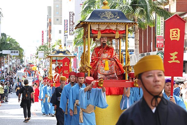 400人が国際通りで華やかに　琉球の栄華誇る「絵巻行列」　首里城復興祭が開幕 　沖縄