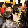 被爆ピアノに平和の思い　恩納・山田小中、演奏と歌で心つなぐ