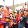 沖縄でも声援「神ってる」　カープ優勝パレード、渦巻く歓声、児童ら熱視線