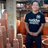 赤土の鉢 魅力伝え60年　県産素材で製作、販路拡大　名幸花鉢工場