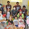 ＦＣ琉球　入院の子どもたちを“プレー”で激励　南部医療センター