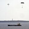 ことし９回目のパラシュート訓練実施　津堅島訓練場水域で　地元、常態化を危惧