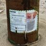 どくろマークのドラム缶、沖縄・国頭の海岸に漂着　液体入り、英語で「有毒」
