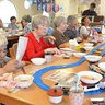 「鉄道ずし」、お年寄り満喫　宜野湾の「琉球」　施設ボランティア