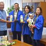 「父の日に牛乳」生産者がＰＲ　沖縄県、副知事に贈呈