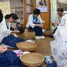 芭蕉布の「手仕事」体験　大宜味村　日本民藝協会４０人来訪