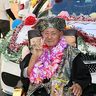 高江洲さん、長寿パレード　うるま平良川地域１４年ぶり　カジマヤー誇らしく