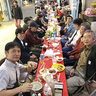 沖縄・平和通り商店街になが～いテーブル出現　よしもと沖縄の芸人が司会で通りの新年会
