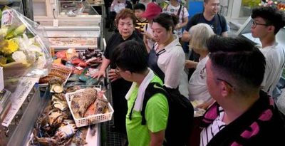 沖縄の台所、熱気再び　仮設で公設市場オープン