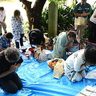 ひめゆり学徒隊が避難した沖縄・糸満市の壕で慰霊祭　壕を見つけた遺骨収集関係者が祈り捧げる