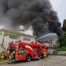 靴卸業者入る２階建て建物から出火　豊見城市与根　黒煙が噴き上がり、消火活動続く　けが人なく