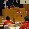議場がカープの赤一色に　キャンプ地の沖縄市議会