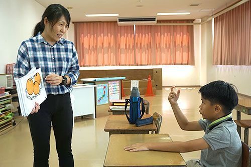 海外経験を糧に外国ルーツの子に寄り添う　沖縄・比屋根小に日本語・国際教室