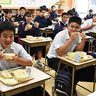 沖縄県産和牛「うまい」生徒に笑顔　「肉の日」給食にサイコロステーキ　うるま市与勝中