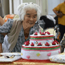 数え100歳のバースデー「子や孫に囲まれ幸せ者」　デイサービスで儀間さんを祝福