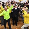 ＜カチャーシーで喜び＞宮古島市長選　初当選の座喜味さん「市民のための市政を実現」