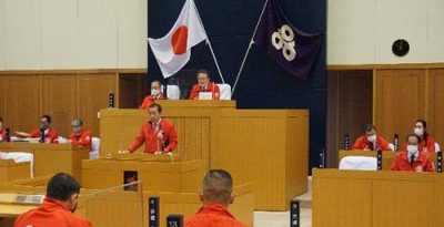 カープ色で沖縄市議会が開会　無観客のプロ野球キャンプにエール