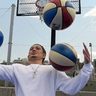 【動画】必見！ギネス認定のバスケ「神業」　華麗なるボールさばき