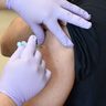 コロナワクチン飲食店従業員も検討　沖縄県が広域接種の優先対象に