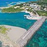 島が孤立の危機…港に軽石滞留で船運航できず　沖縄・久高島