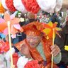 長寿の祝い「トゥクトゥク」でパレード　うるまの登川さんカジマヤー