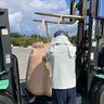 久高島で軽石の撤去開始　沖縄県「作業は約2週間」徳仁港に防止膜