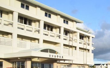 駐車場で少年2人の下半身に触れる　不同意わいせつ容疑で男逮捕　宮古島署　沖縄