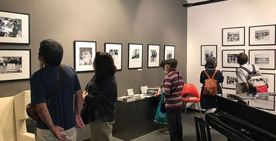 かまぼこ型教室や漫画に群がる子ども…戦後の光景、生き生きと　復帰50年記念し写真展を開催　プラザハウス