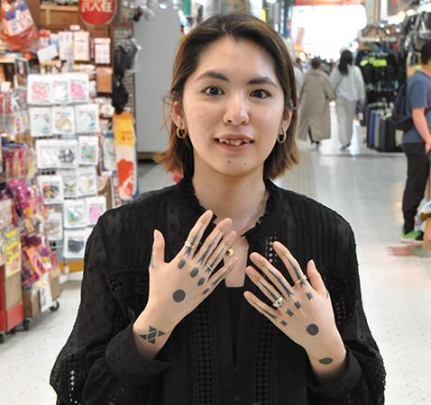 【Es】Reactivación del “Hajichi”, el tatuaje tribal de Okinawa con sus propias manos / el orgullo de las mujeres de Uchinaa, la artista del Hajichi Moeko Heshiki (29)