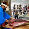 マグロを豪快に解体、100人分を無料配布　天ぷら家が5周年祭を開催　読谷