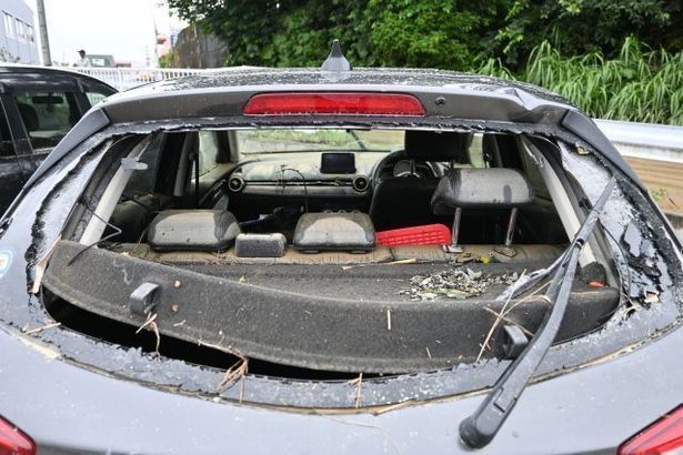 「死ぬと思った」車内の水が胸まで…ガラスたたき割り運転手を救出　大雨の冠水道路に立ち往生　沖縄
