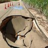 道路が陥没、直径3メートル、深さ1.5メートル　沖縄・南大東の村道　農業用水の配水管が破裂