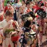 暑いけど…振り袖、はかま姿で門出を祝う　真夏の成人式　沖縄・浦添市