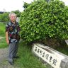 図書館入口の「平和の樹」すくすくと　寄贈した男性の思い　沖縄・西原町