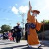 【写真特集・動画あり】200年以上続く伝統行事、棒術や演舞、道ジュネ―も　南城知名の「ヌーバレー」　沖縄