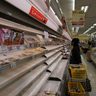 【台風11号】スーパー、買い込みで品薄　長引けば物流にも影響