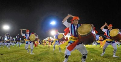 勇壮な演舞で観客沸かせ　宜野湾・青年エイサー祭り